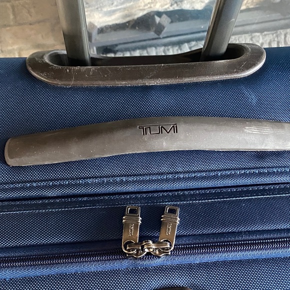 TUMI Short Trip Expandable Navy Spinner Luggage with Telescopic handle - Picture 3 of 15